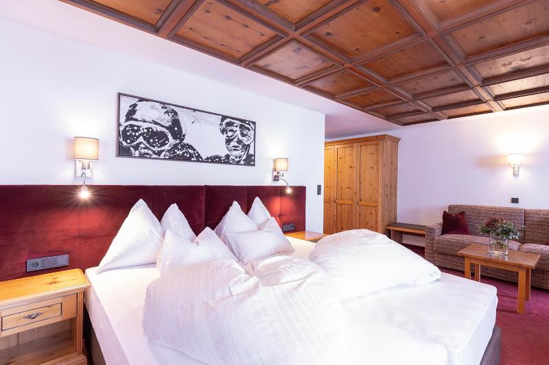 Deluxe Double Room with Balcony image 3