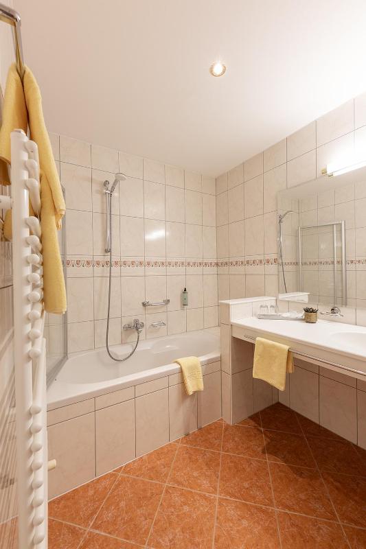 Deluxe Double Room with Balcony image 4