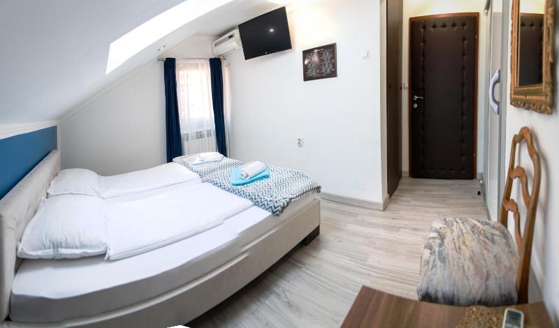 Deluxe King Room image 4