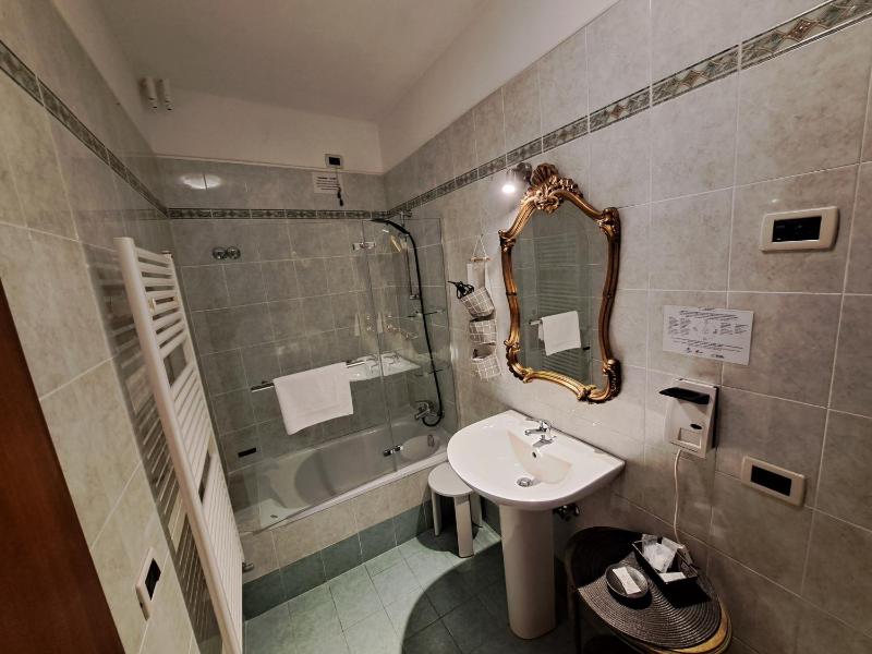 Standard Double Room image 4