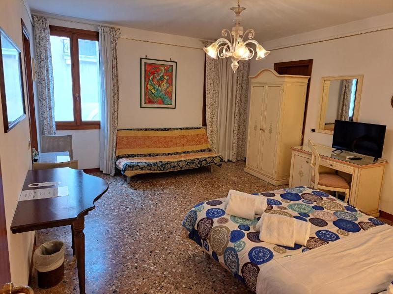 Double Room with Private External Bathroom image 1