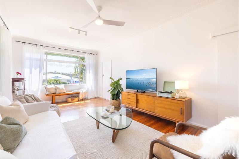 Evoke - Shoal Bay 2 Leonard Ave  Stylish holiday house with air con Wi-Fi & boat parking - image 25