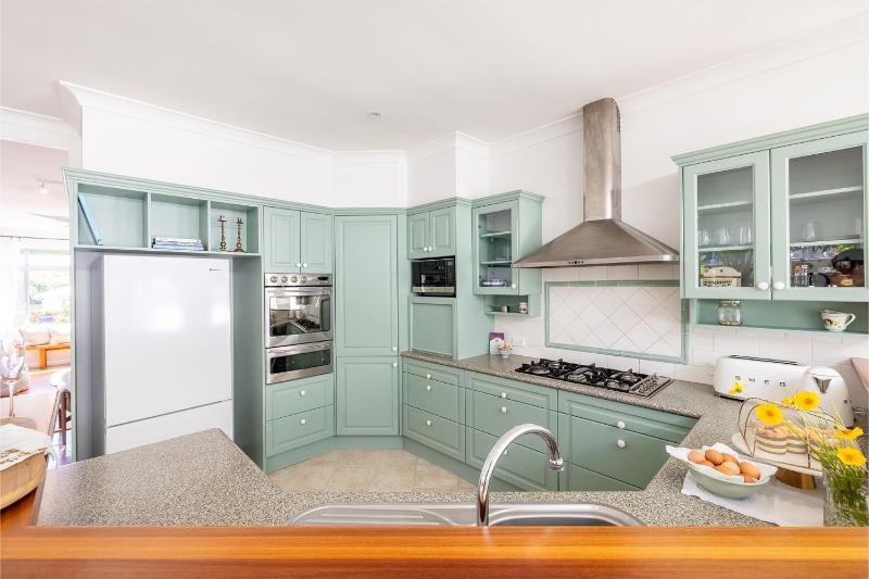 Evoke - Shoal Bay 2 Leonard Ave  Stylish holiday house with air con Wi-Fi & boat parking - image 9