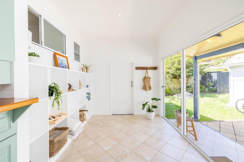 Evoke - Shoal Bay 2 Leonard Ave  Stylish holiday house with air con Wi-Fi & boat parking - image 18