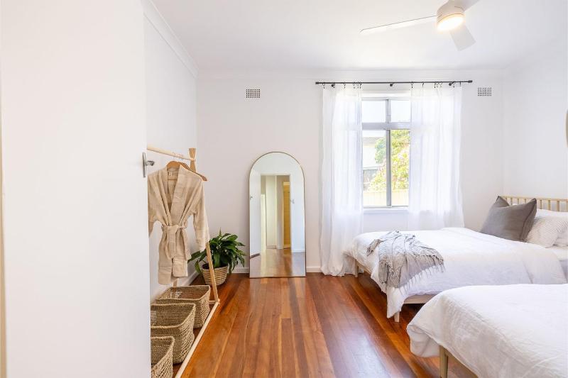 Evoke - Shoal Bay 2 Leonard Ave  Stylish holiday house with air con Wi-Fi & boat parking - image 12