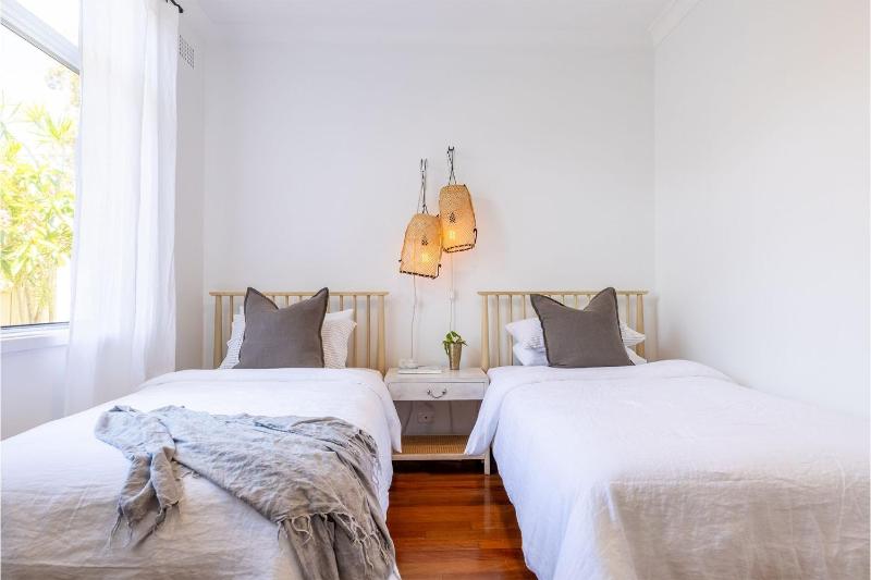Evoke - Shoal Bay 2 Leonard Ave  Stylish holiday house with air con Wi-Fi & boat parking - image 13