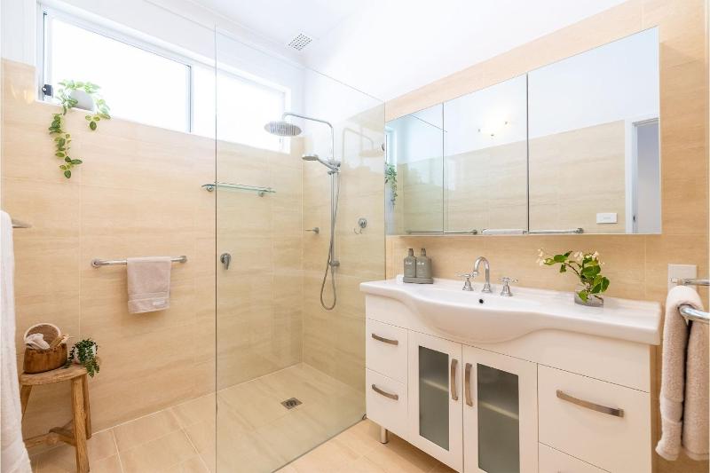 Evoke - Shoal Bay 2 Leonard Ave  Stylish holiday house with air con Wi-Fi & boat parking - image 2