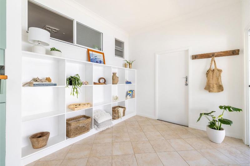 Evoke - Shoal Bay 2 Leonard Ave  Stylish holiday house with air con Wi-Fi & boat parking - image 24