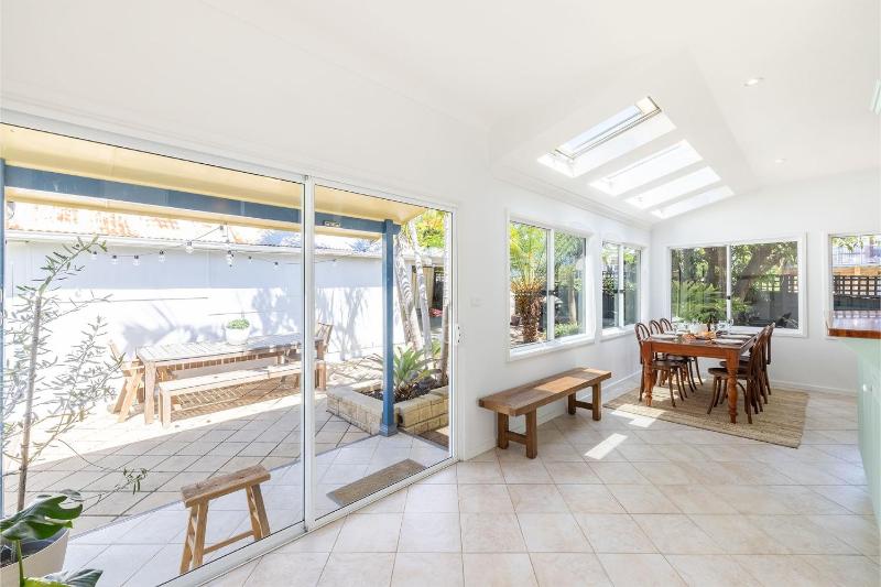 Evoke - Shoal Bay 2 Leonard Ave  Stylish holiday house with air con Wi-Fi & boat parking - image 6