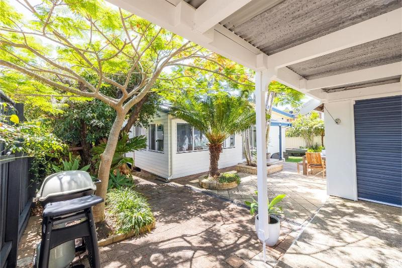 Evoke - Shoal Bay 2 Leonard Ave  Stylish holiday house with air con Wi-Fi & boat parking - image 23