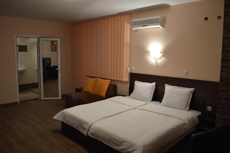 Deluxe Double or Twin Room with Balcony image 3
