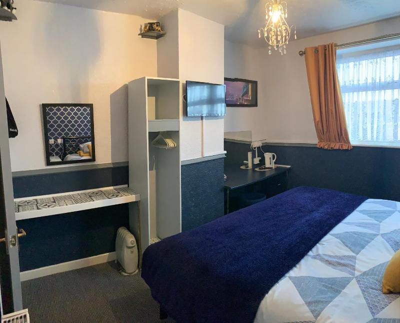 Standard King Room image 4