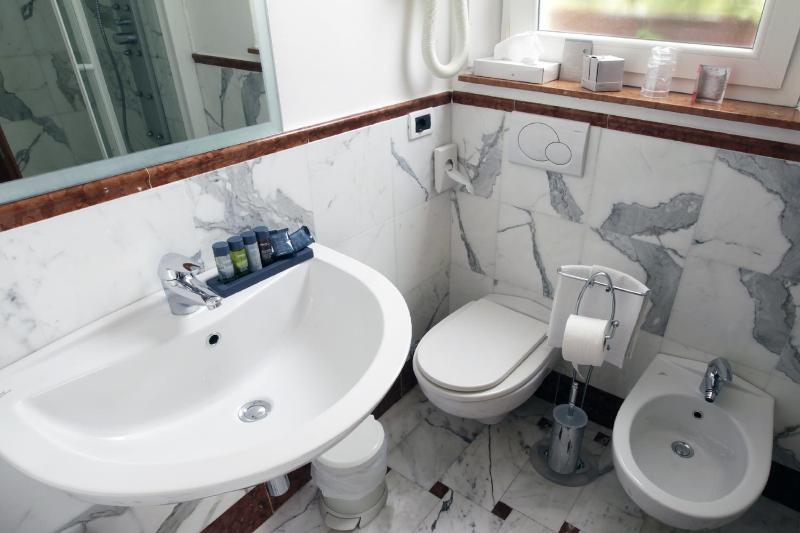 Standard Double Room with Sea View image 3