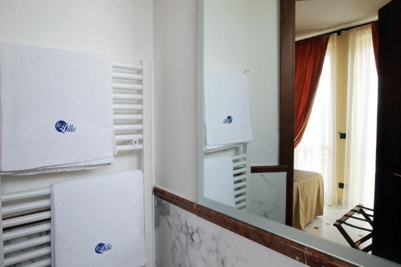 Standard Double Room with Sea View image 2