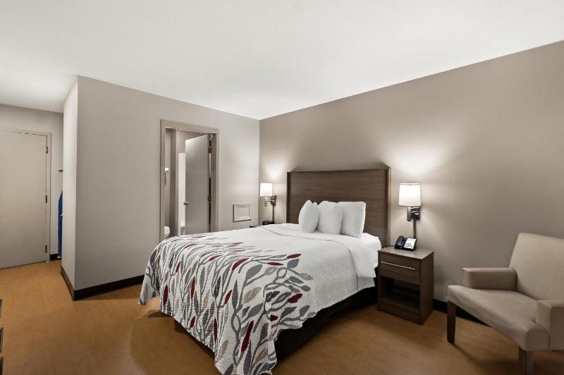 Deluxe Queen Room with One Queen Bed Smoke Free image 4