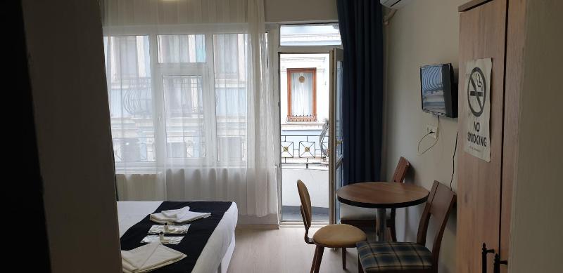 Triple Room with Shared Bathroom image 4