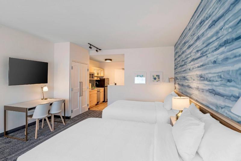 Studio with Two Queen Beds image 1