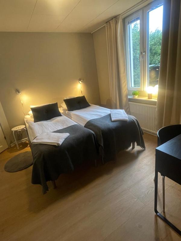 Twin Room image 4