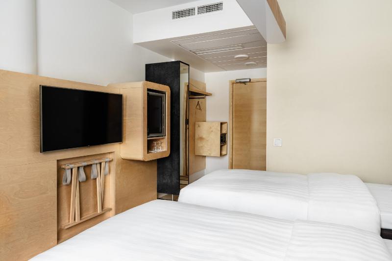 Standard Twin Room image 4
