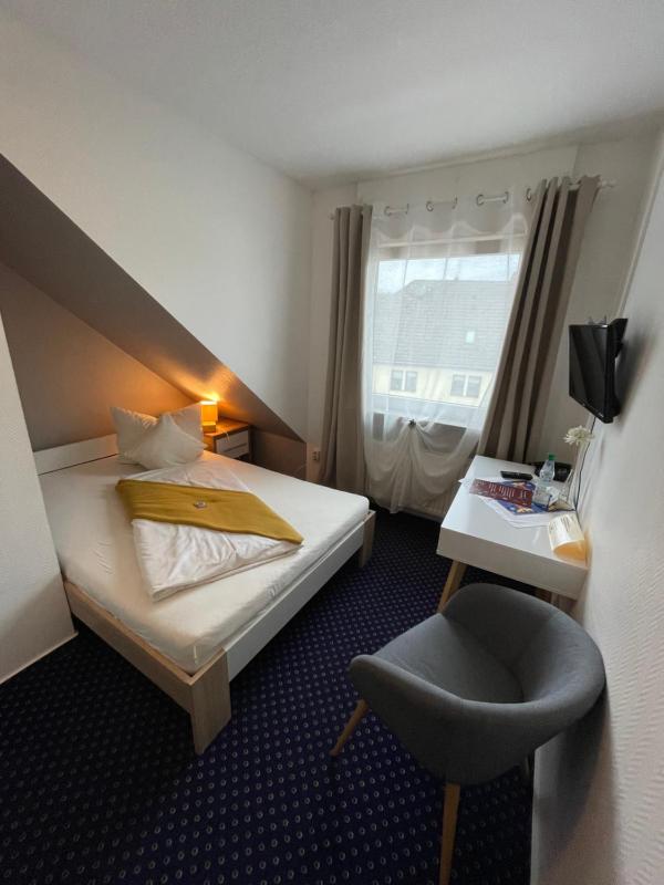 Single Room image 3