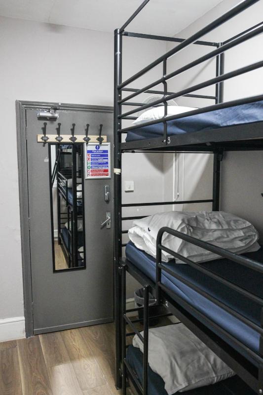 Triple Room with Shared Bathroom image 1