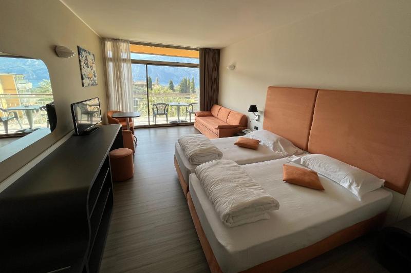 Design Twin Room image 4