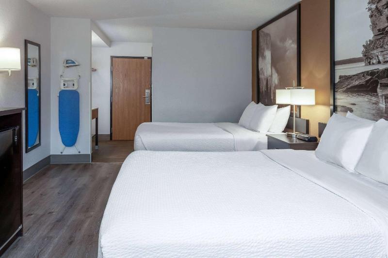 Queen Room with Two Queen Beds - Non-Smoking image 2