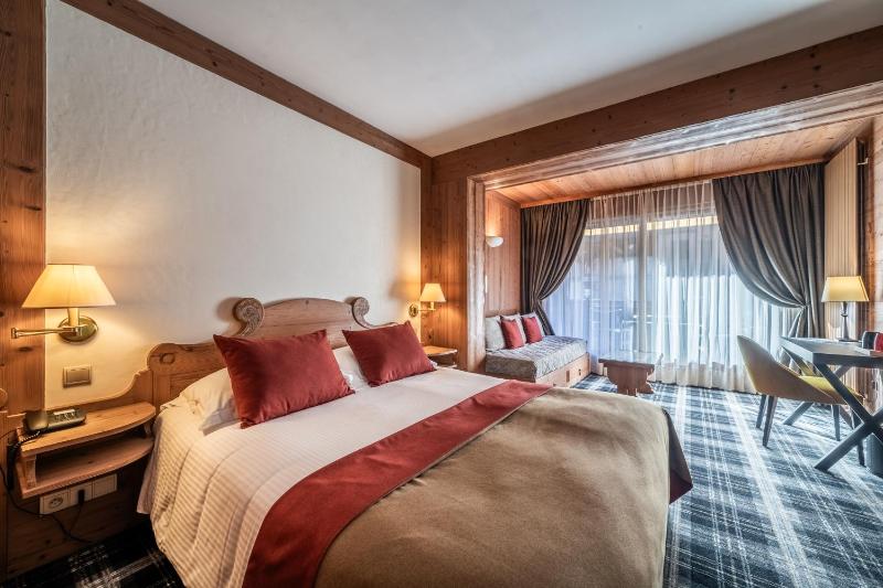 Queen Room with Balcony image 3