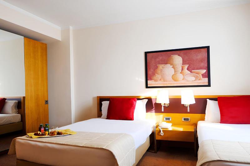 Superior Twin Room image 1