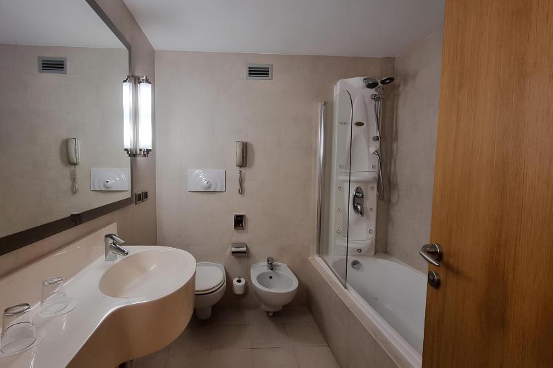 Superior Twin Room image 3