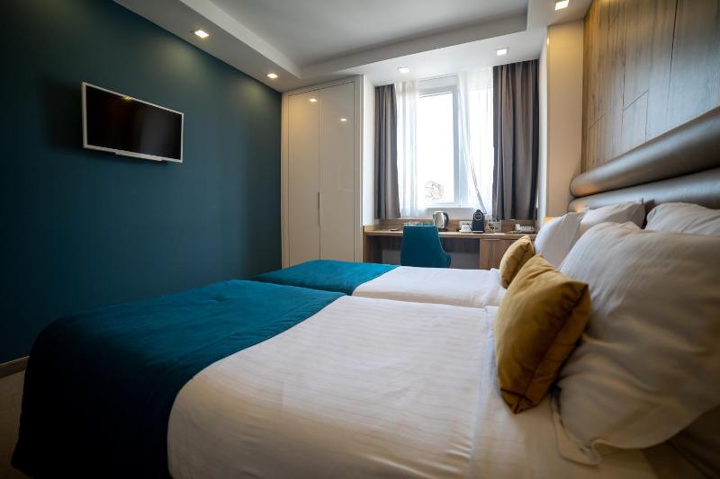 Elite Triple Room image 3