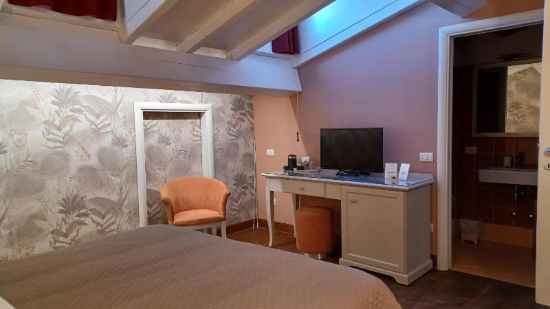 Double or Twin Room image 3