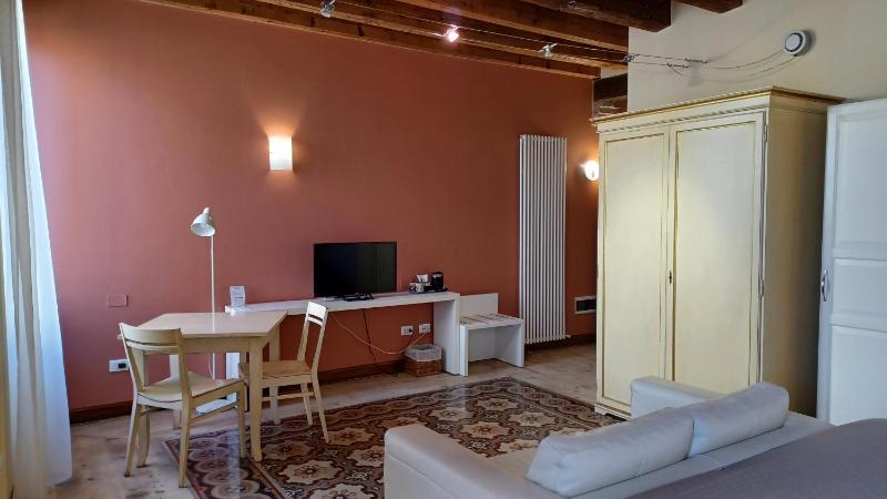 Double or Twin Room image 4