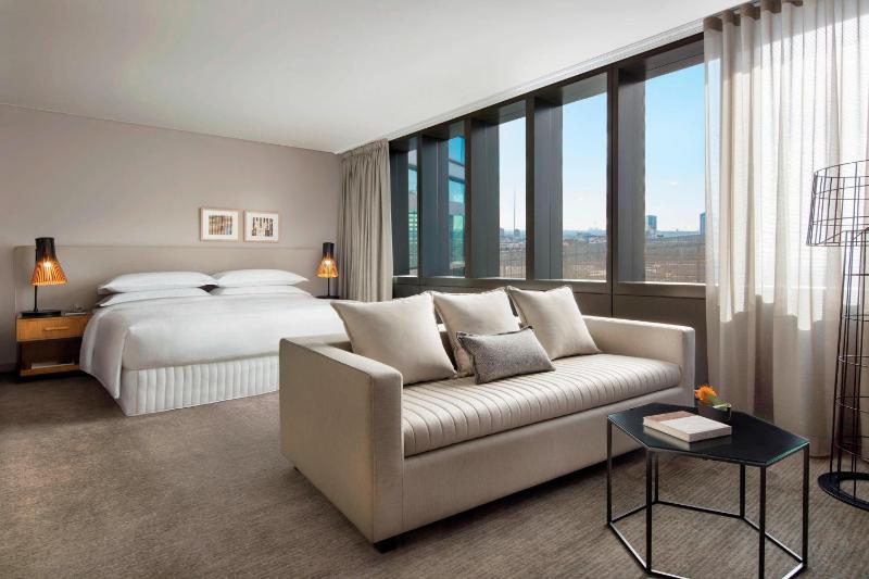 Corner King Studio Suite with Sofa Bed image 1
