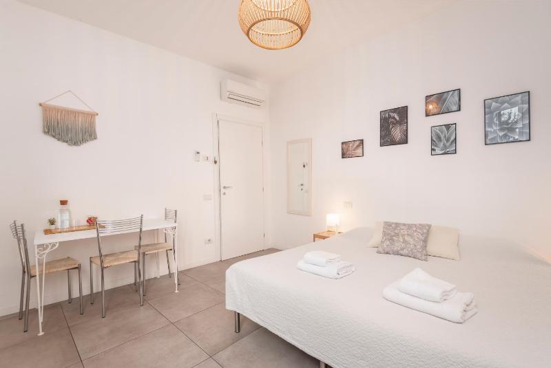 Guesthouse Tree Rooms Modern - image 10