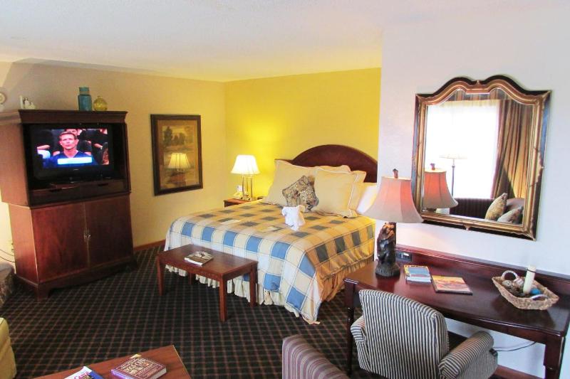 Junior Suite with King Bed, Sofa Bed, Fireplace, Two Vanities, Jet Tub and Share image 2