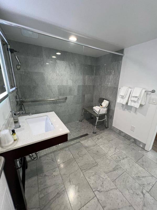 Queen Room - Disability Access image 3