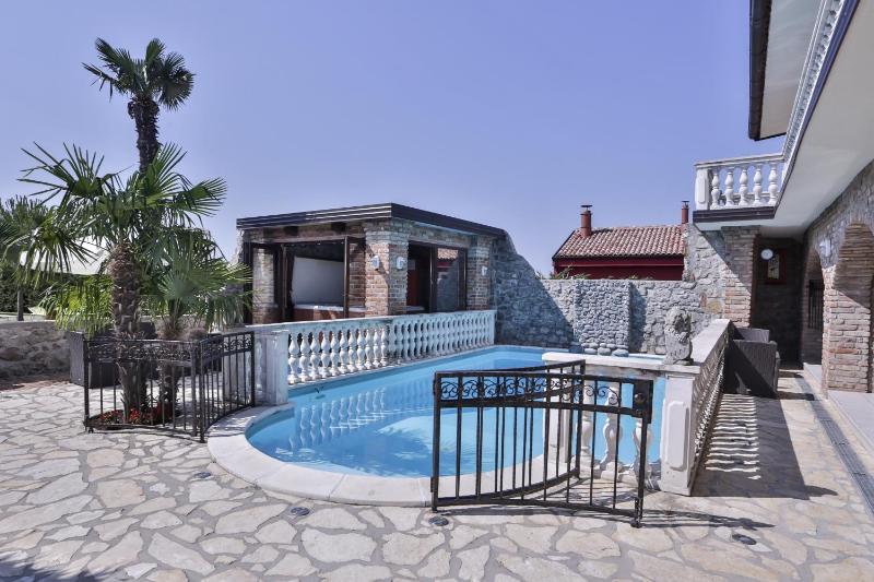 Deluxe Quadruple Room with Terrace and Sea View image 1
