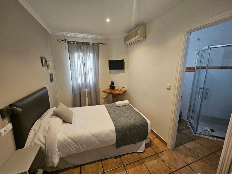 Single Room image 4
