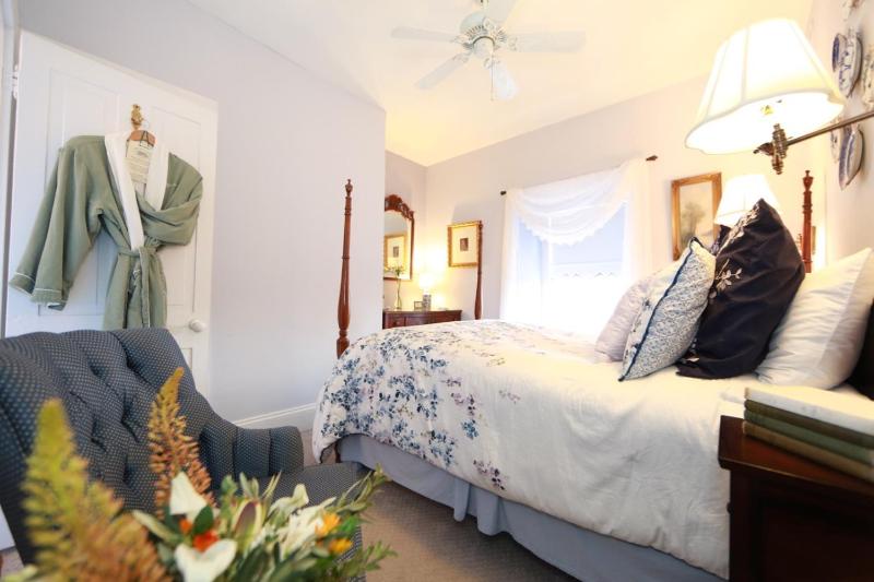 Queen Room image 3