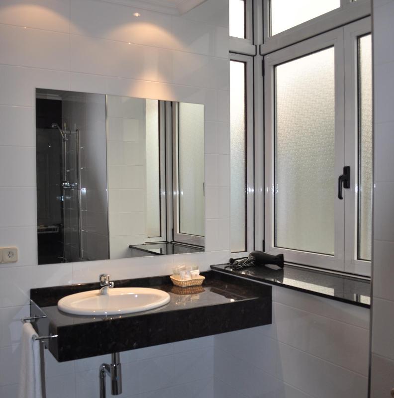 Double or Twin Room image 3