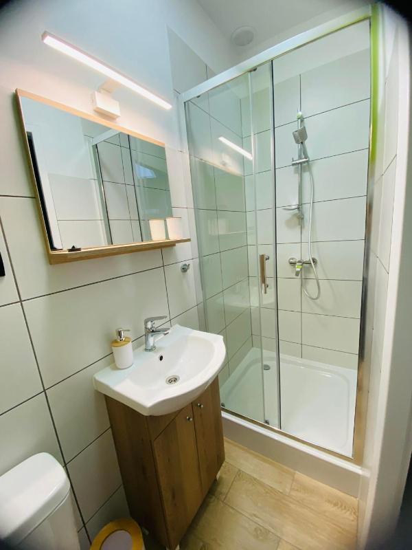 Single Room with Private Bathroom image 2
