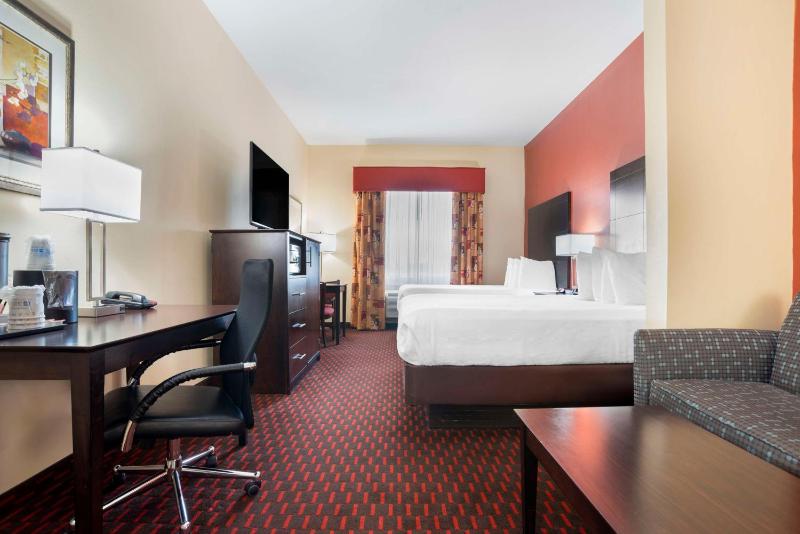 Queen Suite with Two Queen Beds and Sofa Bed - Non-Smoking image 4