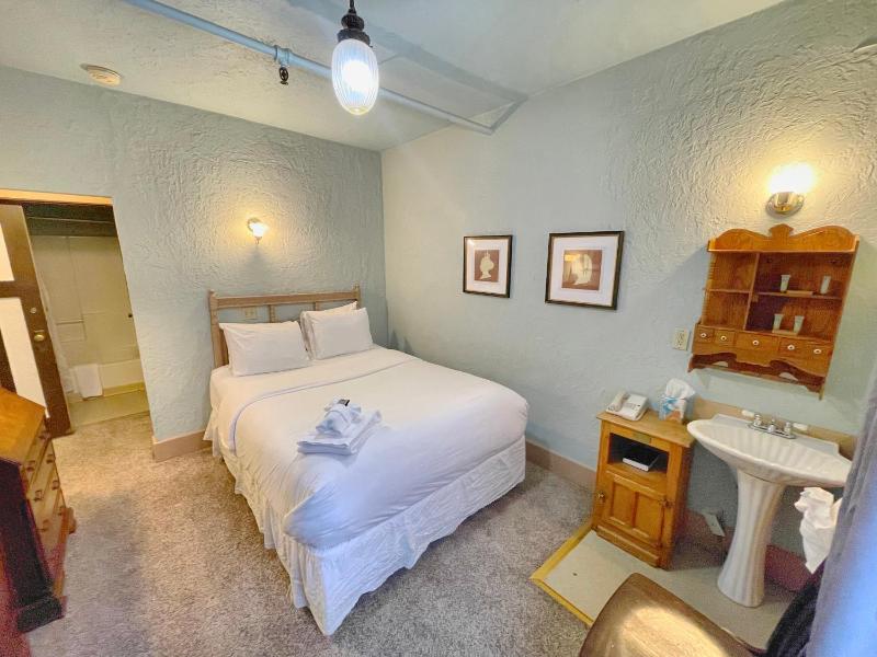 Standard Queen Room image 3