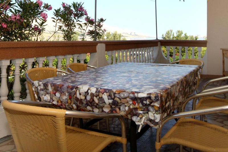 Three-Bedroom Apartment with Terrace and Sea View image 4
