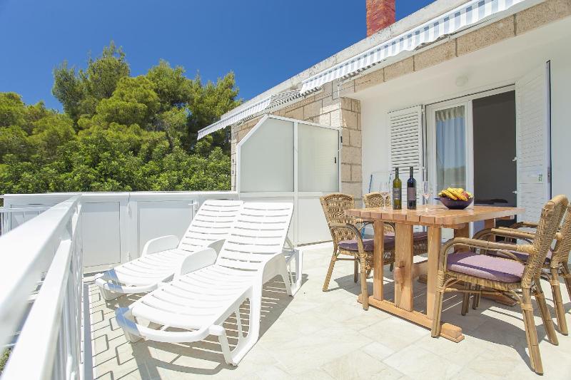 Double Room with Balcony and Sea View image 4