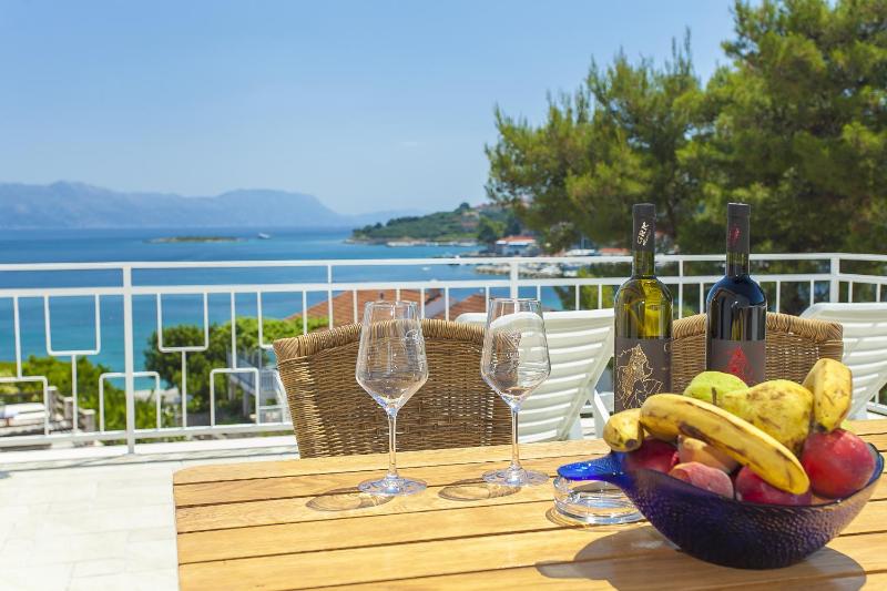 Double Room with Balcony and Sea View image 3