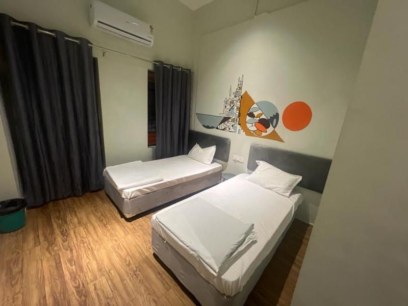 Twin Room with Balcony image 2