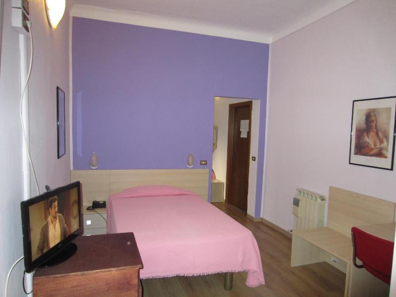 Single Room image 3