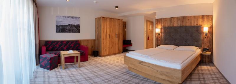 Deluxe Double Room with Extra Bed image 4